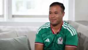 Pareja latina celebra el Mundial en San Diego durante partido de futbol en California