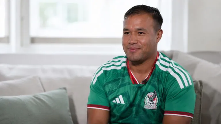 Pareja latina celebra el Mundial en San Diego durante partido de futbol en California