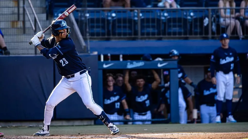 Andrew Gauna bateando con USD durante una destacada temporada universitaria de béisbol