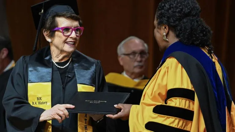 Billie Jean King recibe título universitario durante ceremonia en Cal State Los Ángeles