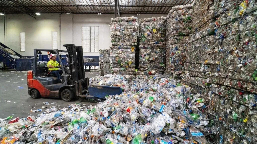 planta de separación de residuos y reciclaje de plástico en California