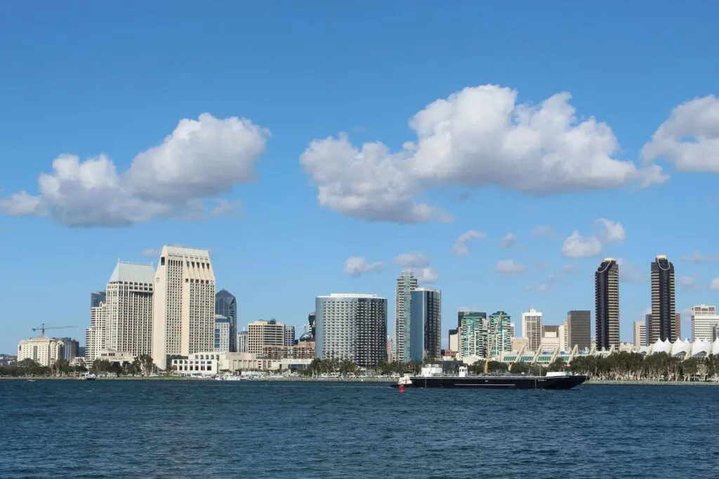 clima en San Diego con cielo parcialmente nublado y ambiente templado ideal para actividades al aire libre
