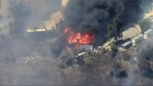 Equipos de emergencia trabajan durante incendio cerca de Simi Valley en California