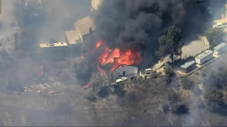 Equipos de emergencia trabajan durante incendio cerca de Simi Valley en California