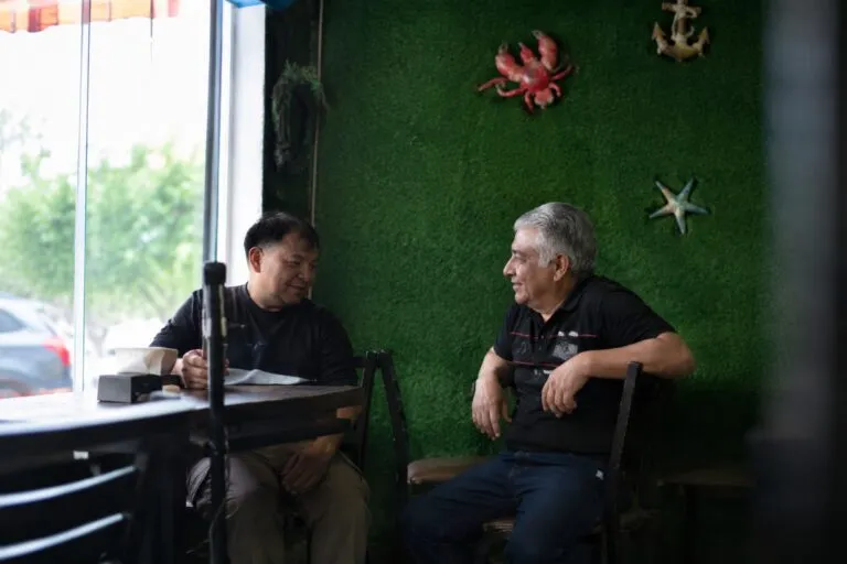 Paletero de Tijuana abre un restaurante de mariscos tras dejar San Diego y rehacer su vida en la frontera