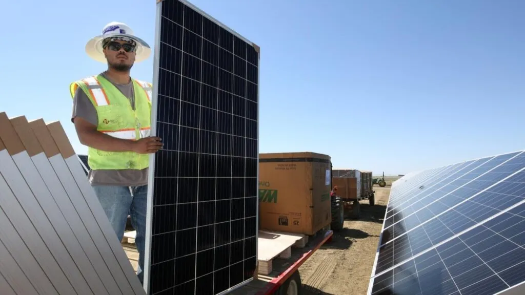 Programa de paneles solares para jornaleros en California enfrenta dudas por costos y supervisión