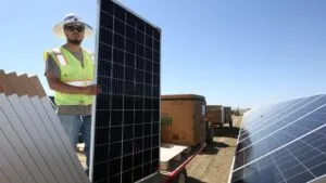 Programa de paneles solares para jornaleros en California enfrenta dudas por costos y supervisión