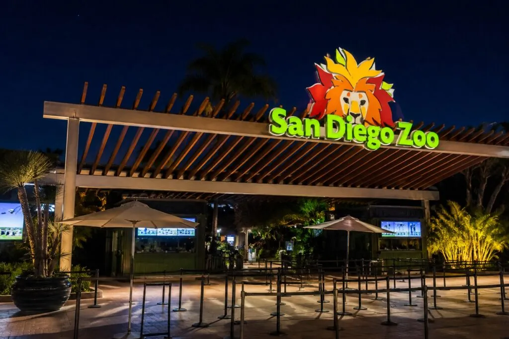 Nighttime Zoo con espectáculos y familias en el Zoológico de San Diego durante el verano
