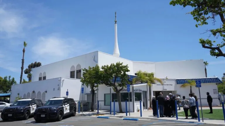 Ataque contra mezquita en San Diego reveló vínculos con radicalización extremista juvenil