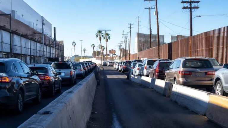 Garitas de Mexicali con largas filas y tráfico fronterizo hacia Estados Unidos este jueves