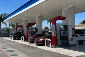 Gasolineras Tijuana aceptan dólares para atraer clientes de California en la frontera binacional