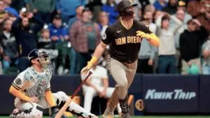 Gavin Sheets celebra jonrón decisivo con Padres ante Milwaukee