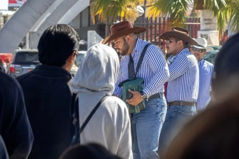 Grupo Frontera en la garita de San Ysidro durante su paso por la frontera entre México y Estados Unidos