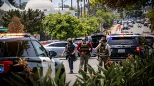Guardia hispano resguarda niños tras ataque armado en mezquita de San Diego
