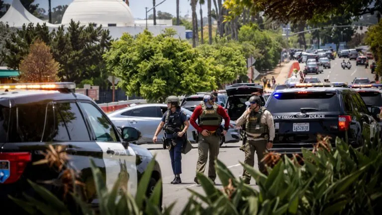 Guardia hispano resguarda niños tras ataque armado en mezquita de San Diego