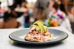 La Guerrerense presenta tostadas de Ensenada en hotel St. Regis de California durante junio de 2026
