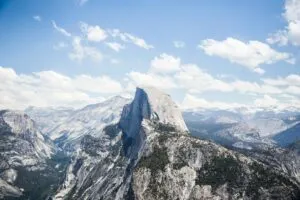 Viajeros recorren Half Dome en California durante la nueva temporada turística de montaña
