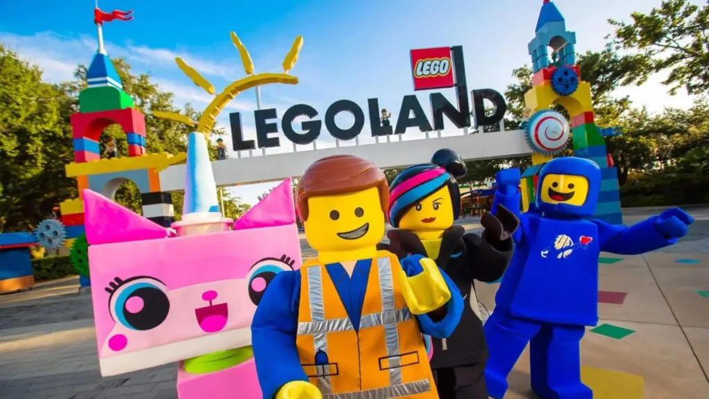 Entrada temática de LEGO Galaxy en LEGOLAND California con atracciones espaciales familiares