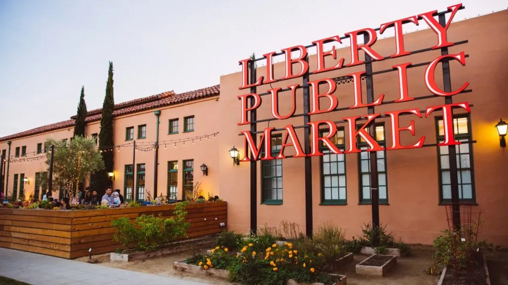 Liberty Public Market en San Diego destaca por su gastronomía diversa, historia y experiencia local única