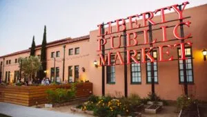 Liberty Public Market en San Diego destaca por su gastronomía diversa, historia y experiencia local única
