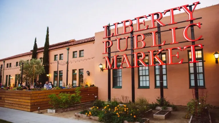 Liberty Public Market en San Diego destaca por su gastronomía diversa, historia y experiencia local única