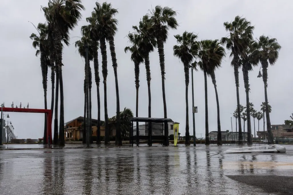Lluvia en Tijuana con cielo nublado y tránsito lento en Baja California
