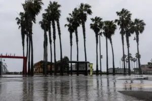 Lluvia en Tijuana con cielo nublado y tránsito lento en Baja California