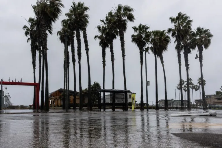 Lluvia en Tijuana con cielo nublado y tránsito lento en Baja California