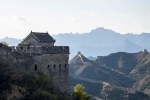Atletas indígenas de México durante el Maratón de la Muralla China tras ganar cinco medallas internacionales