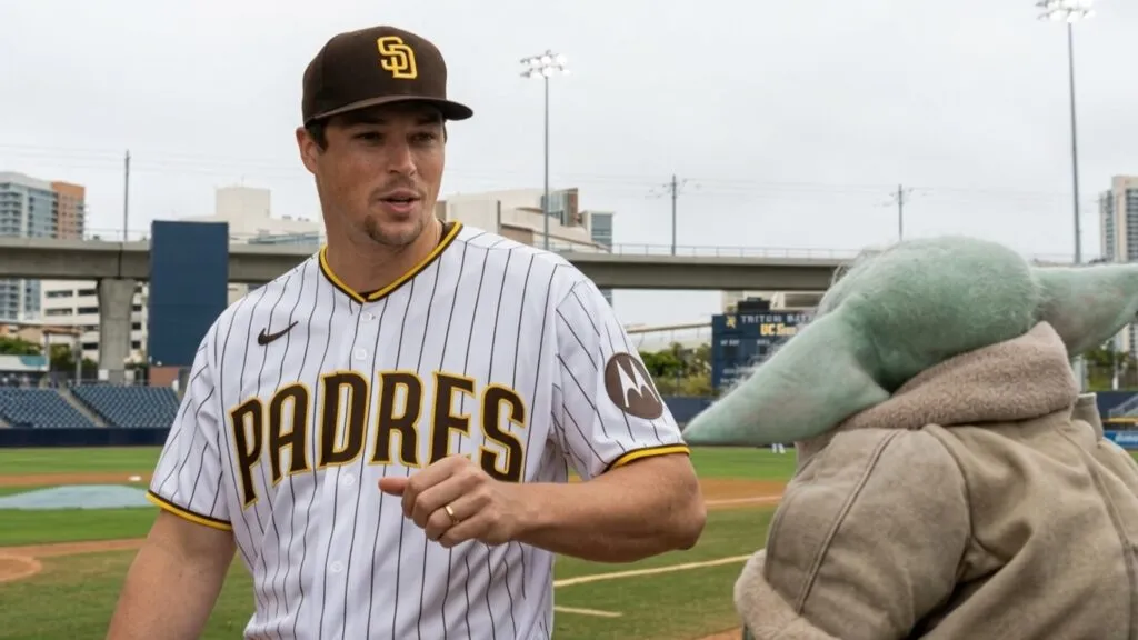 Mason Miller junto a Grogu durante práctica de los Padres