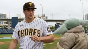 Mason Miller junto a Grogu durante práctica de los Padres