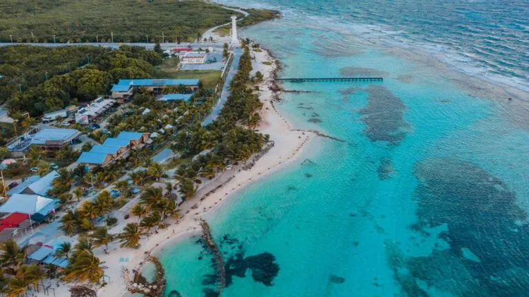 Zona costera de Mahahual en Quintana Roo tras freno ambiental a proyecto turístico de Royal Caribbean