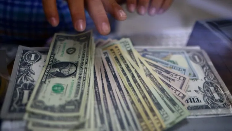 Restricciones financieras podrían afectar remesas enviadas por migrantes mexicanos desde Estados Unidos