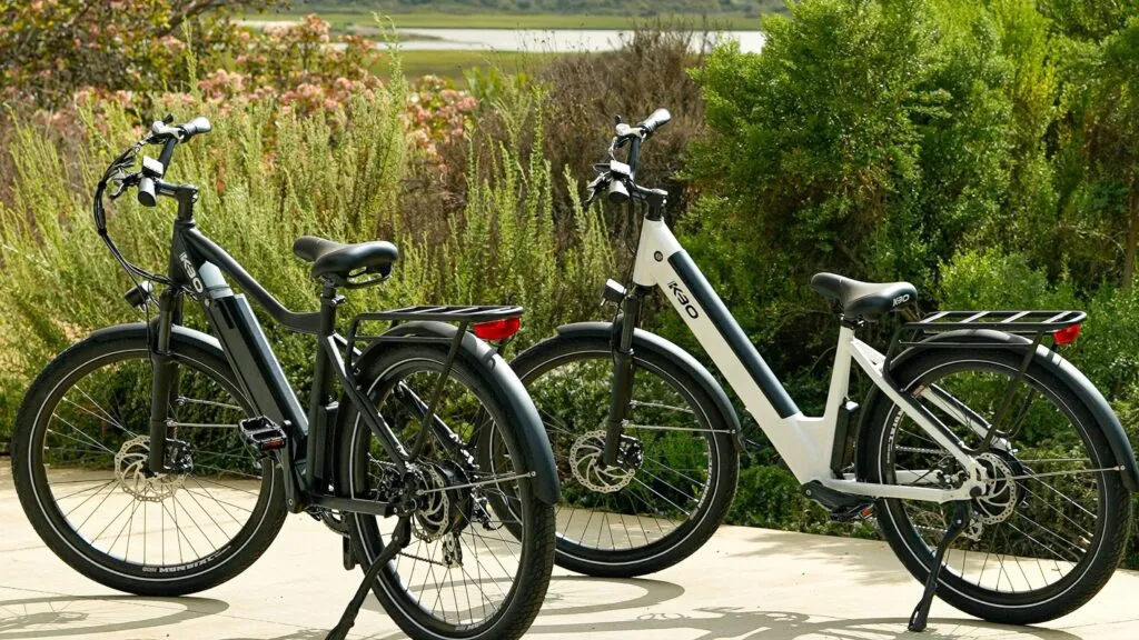 menores circulan en bicicletas eléctricas por calles de La Mesa California