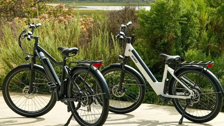 menores circulan en bicicletas eléctricas por calles de La Mesa California