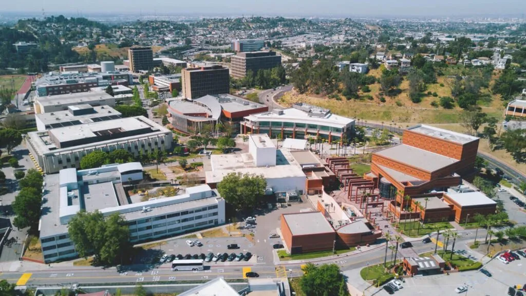 estudiantes en campus de California State University durante jornada académica
