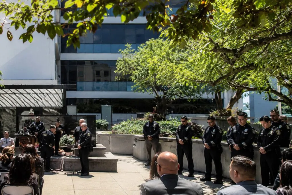 Ceremonia en San Diego para honrar a oficiales caídos del departamento de policía local