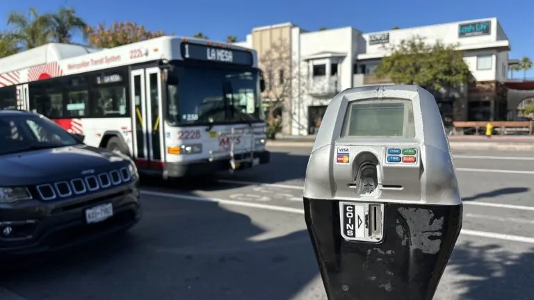 parquímetros ayudan a financiar reparaciones de calles y alumbrado en San Diego