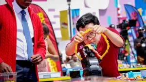 RoboBattles reúne a niños construyendo robots LEGO y explorando ciencia y tecnología en San Diego