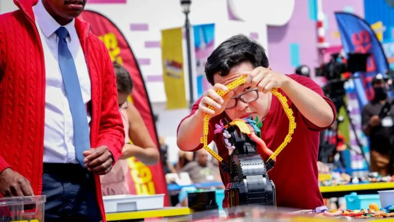 RoboBattles reúne a niños construyendo robots LEGO y explorando ciencia y tecnología en San Diego