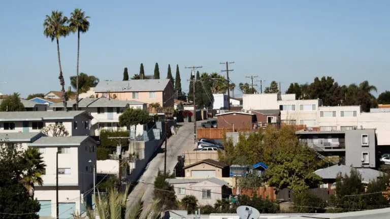 servicio de internet en San Diego enfrenta desigualdad de acceso y altos costos para miles de hogares