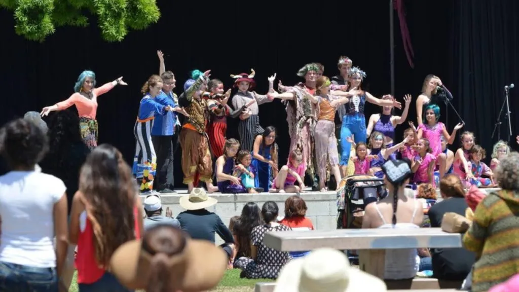 artistas durante función del San Diego International Fringe Festival
