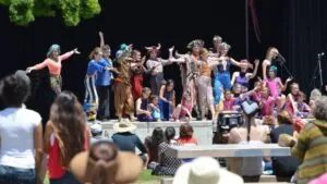 artistas durante función del San Diego International Fringe Festival