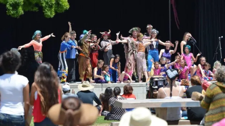 artistas durante función del San Diego International Fringe Festival