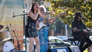 asistentes recorren Summer Arts Fest en Liberty Station San Diego