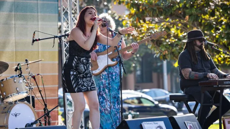 asistentes recorren Summer Arts Fest en Liberty Station San Diego