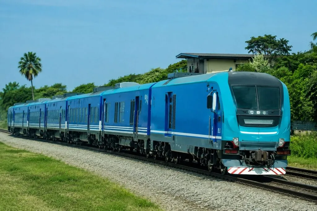 Tren costero detenido cerca de la costa entre San Diego y Oceanside durante trabajos ferroviarios en mayo