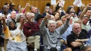 discusión política en San Diego por tarifas relacionadas con basura residencial