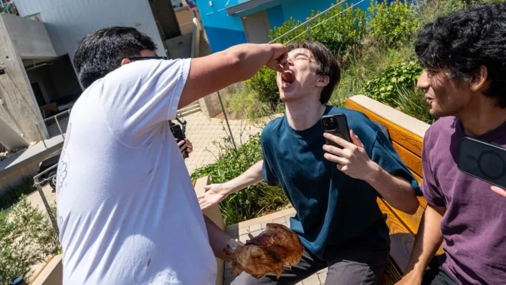 estudiantes de UC San Diego participando en evento inspirado en Costco con pollos rostizados