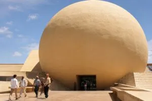 CECUT Tijuana con visitantes en un entorno cultural fronterizo durante 2026